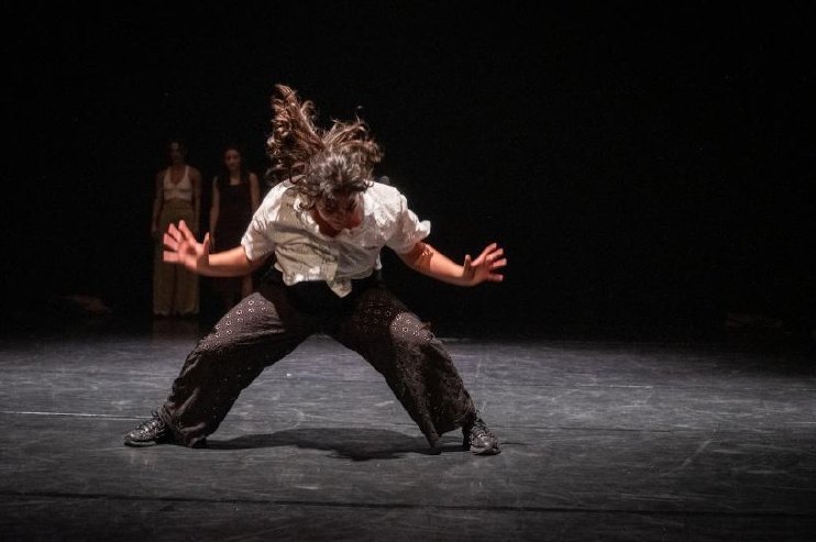 Bresa Ayub in a wide stance with hair flying, Badke (Remix)